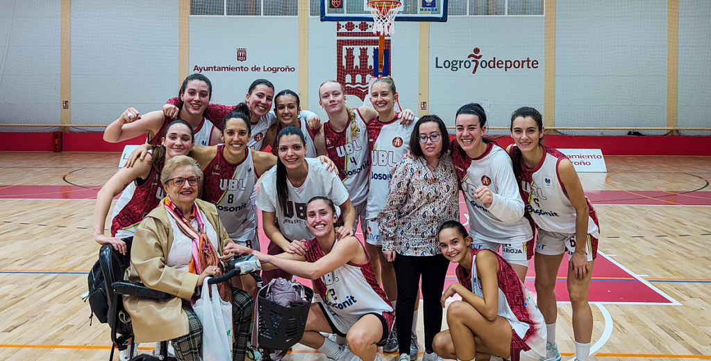 Mila Cenea, Socia de Honor de Bosonit Unibasket en un emotivo homenaje 1 foto equipo con fans
